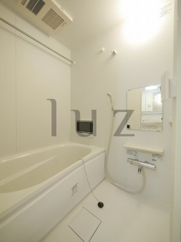 バス・シャワールーム　浴室乾燥機能付きバスルームです。