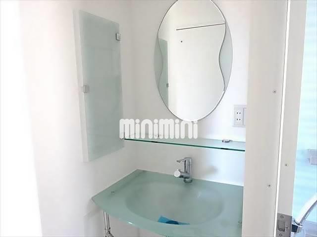 洗面設備　おしゃれなデザインの洗面台です。