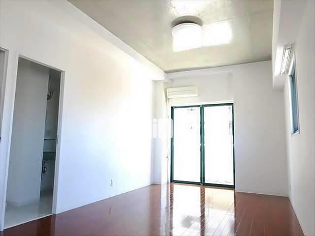 居室・リビング　天井が高く広々と感じられるリビングです。