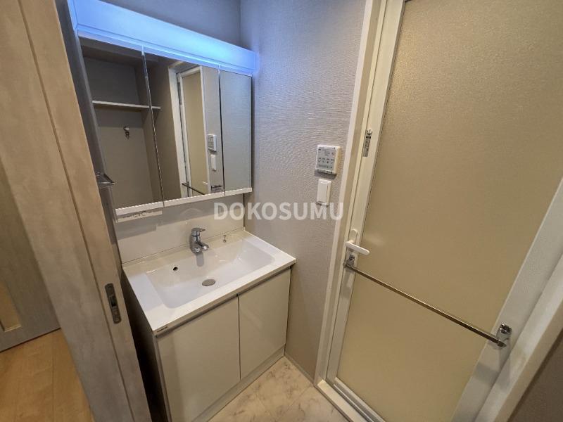 洗面設備　忙しい朝もスムーズに。使いやすさを追求した清潔な洗面空間。