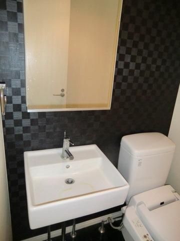 洗面設備　おしゃれな壁紙の洗面所