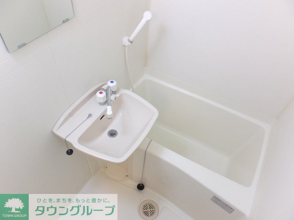 バス・シャワールーム　白を基調としたシンプルな浴室です。