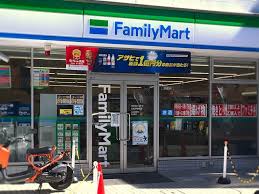 コンビニ　ファミリーマート北松戸駅前店（コンビニ）まで294m