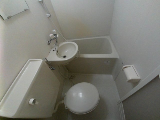 バス・シャワールーム　コンパクトで使いやすいお風呂です