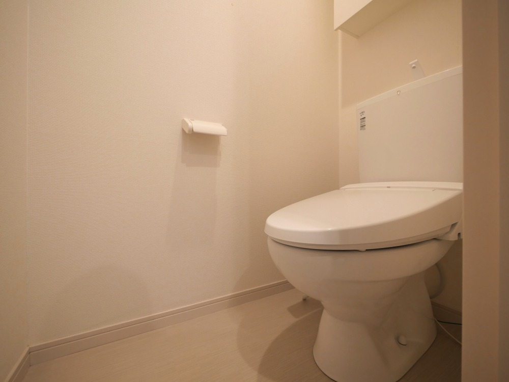 トイレ　落ち着いた色調のトイレです