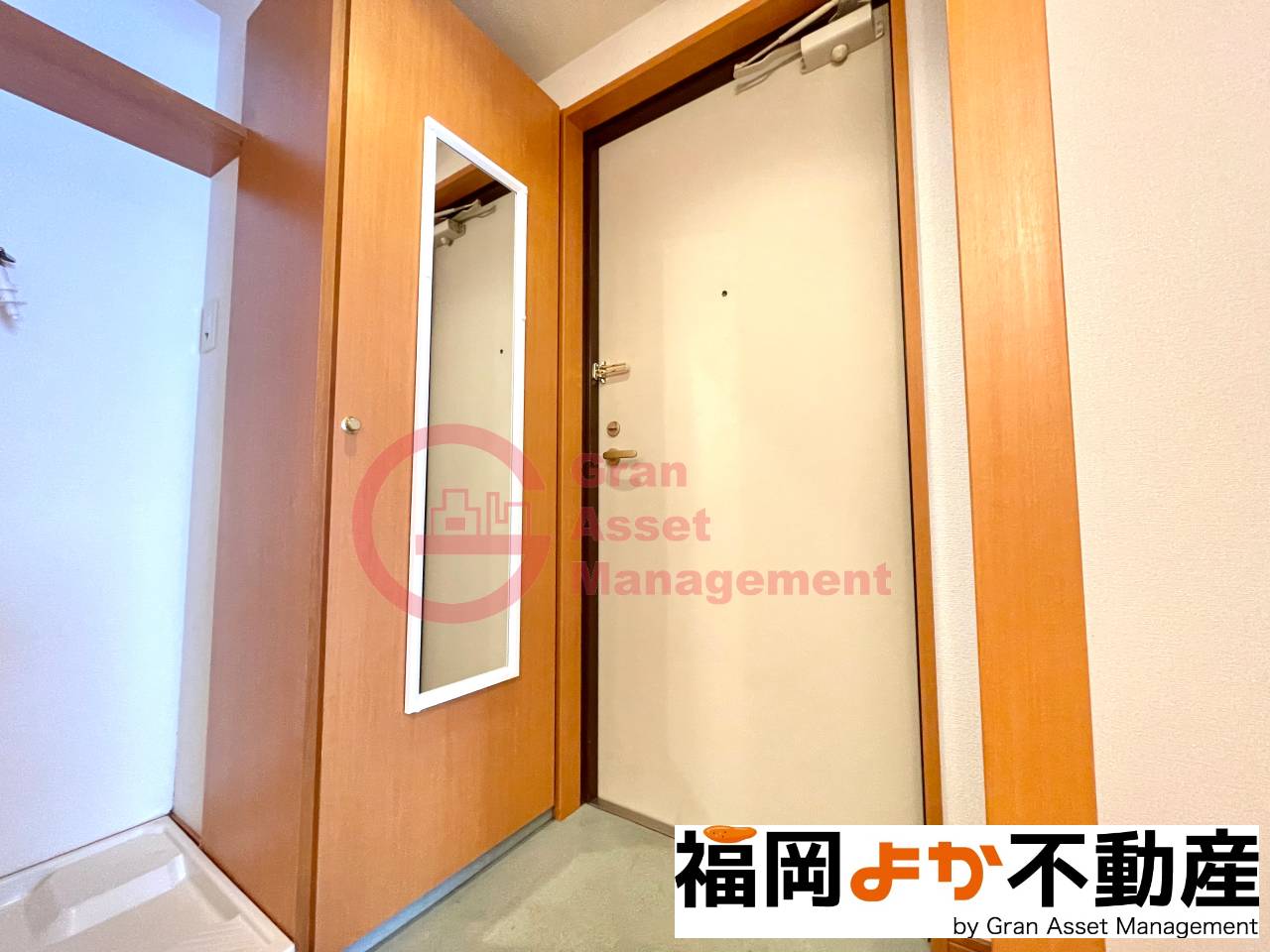 玄関　ゆったりとした玄関で鏡もあるのでお出かけ前に身だしなみチェッ