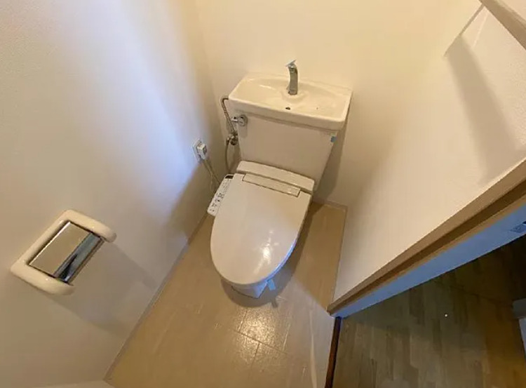 トイレ　落ち着いた色調のトイレです