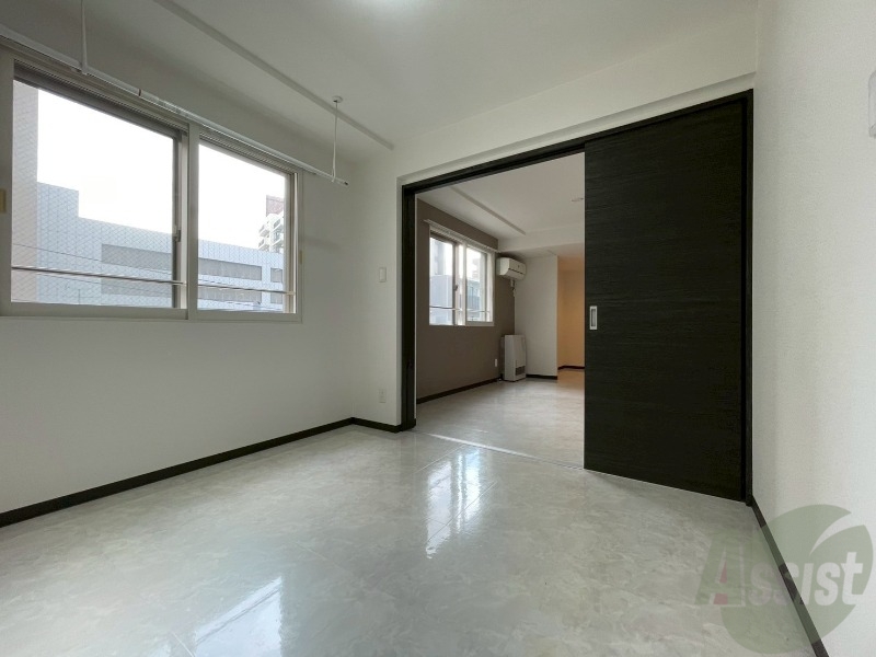 その他部屋・スペース　寝室はこちらです。光が差し込む、温かみのあるお部屋です。