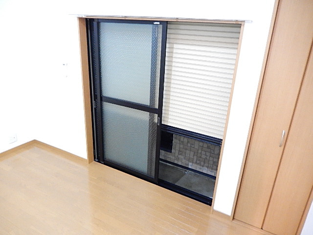 その他　防犯シャッター付で安心生活。
