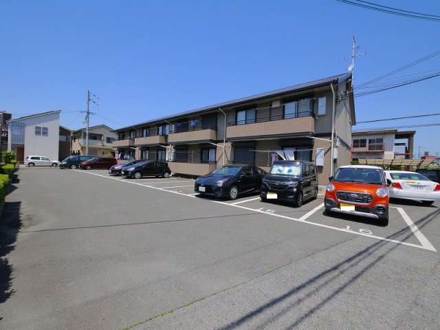 駐車場　敷地内に駐車場もあります（契約必要）