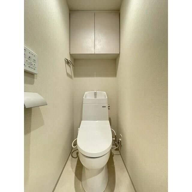 トイレ　落ち着いた色調のトイレです