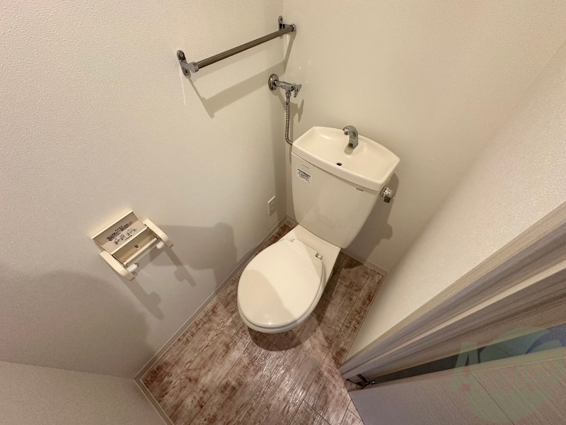 トイレ　こちらはトイレです。清潔感があり、安心して使用できます。
