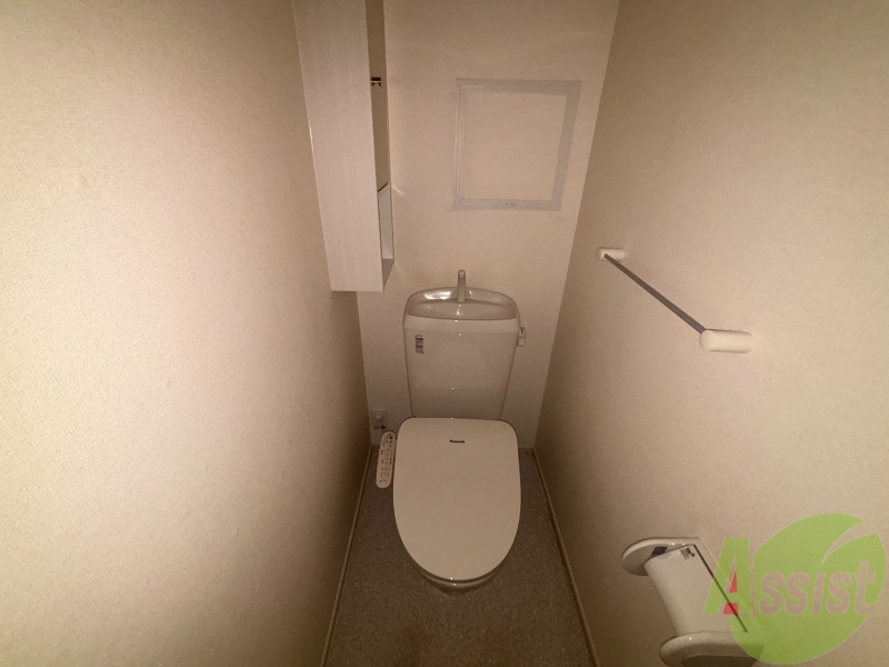トイレ　トイレはウォシュレット付きで、横には棚がございます。