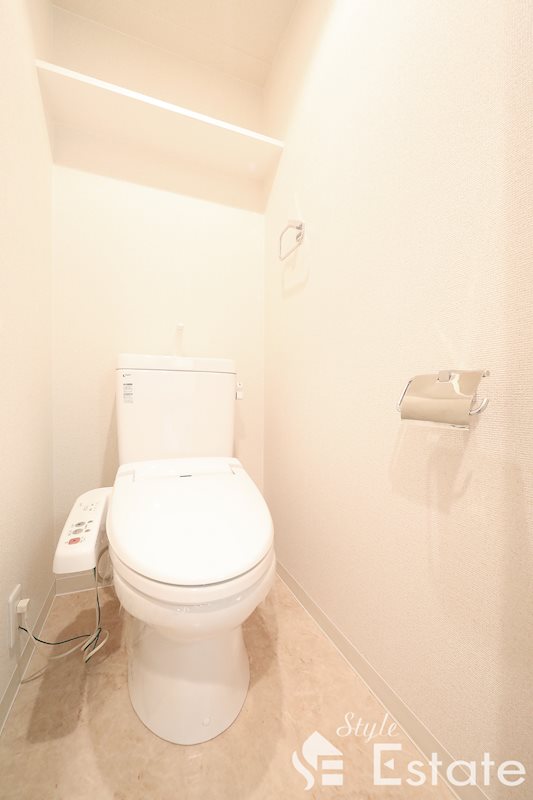 トイレ　温水洗浄器付便座　棚あり