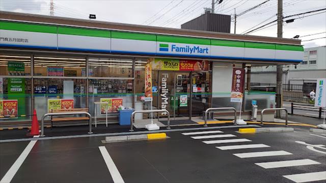コンビニ　ファミリーマート門真五月田町店（コンビニ）まで1021m