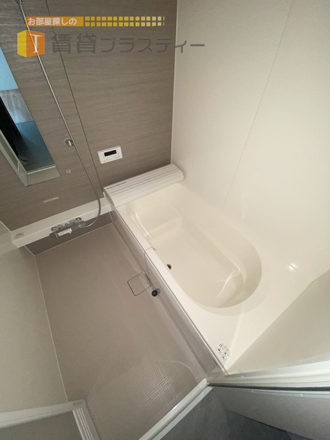 バス・シャワールーム　広いバスルームです。
