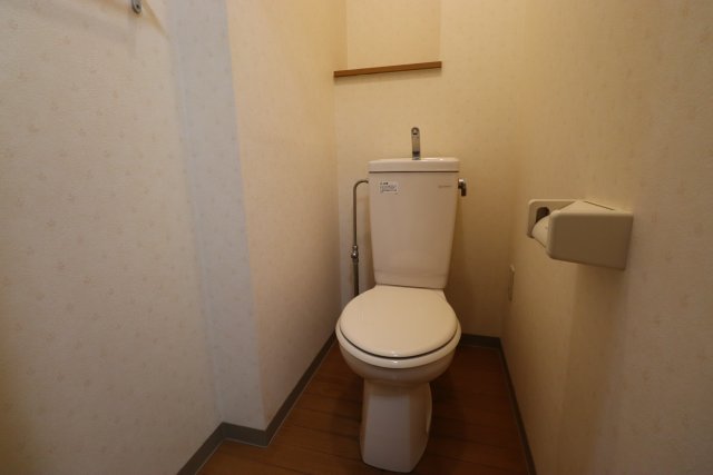 トイレ　同物件別部屋になります。