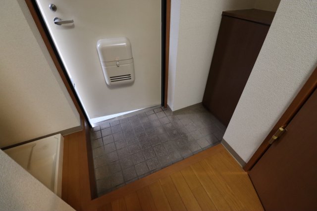 玄関　同物件別部屋になります。