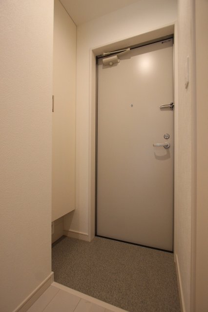 玄関　同物件別号室のものです。