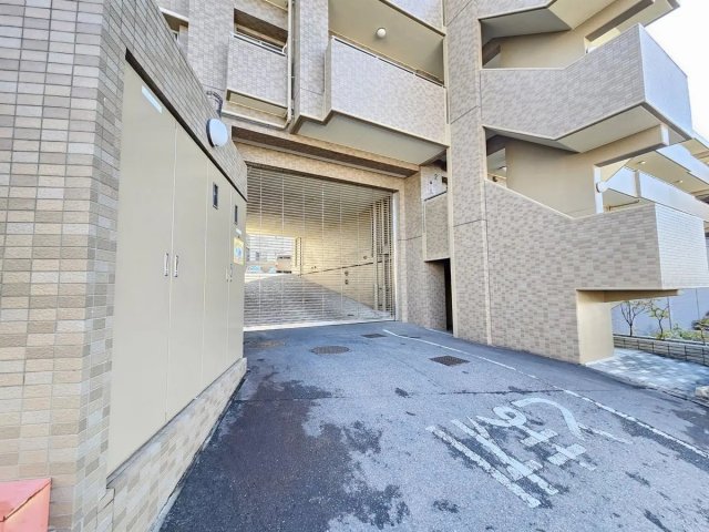 駐車場　駐車場出入口