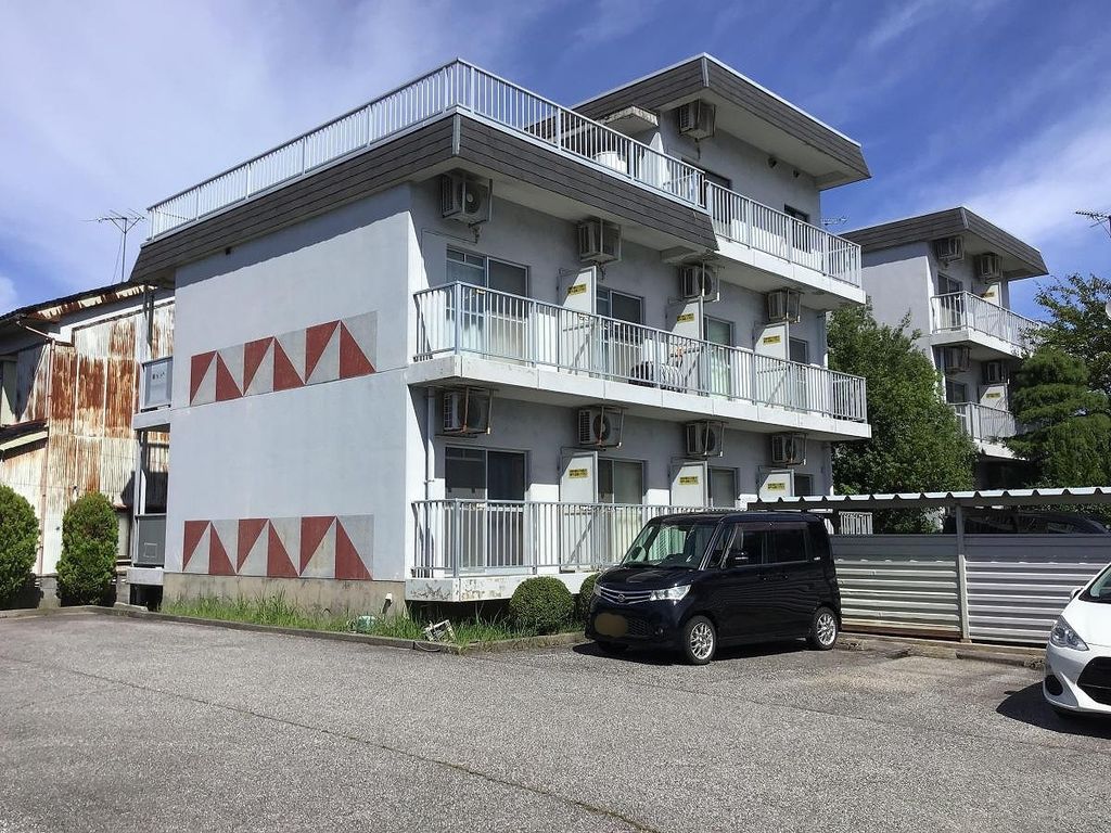 建物外観　駐車場