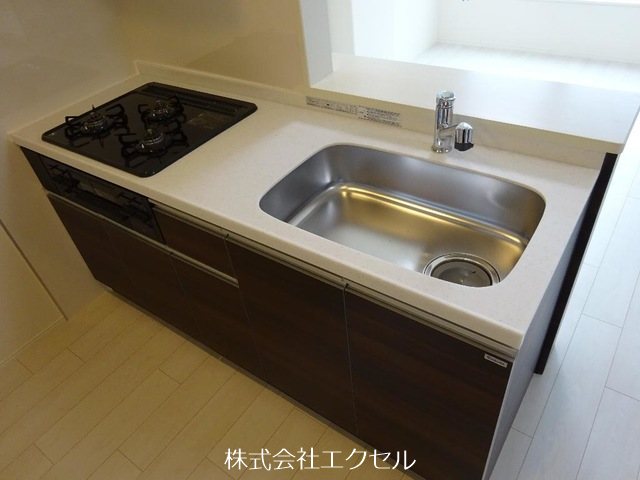 キッチン　グリル付き三口コンロのカウンタータイプのシステムキッチン♪