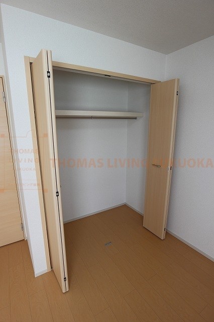収納　コートなども収納可能です。(写真は同型)