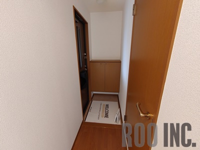 玄関　写真は反転のお部屋です