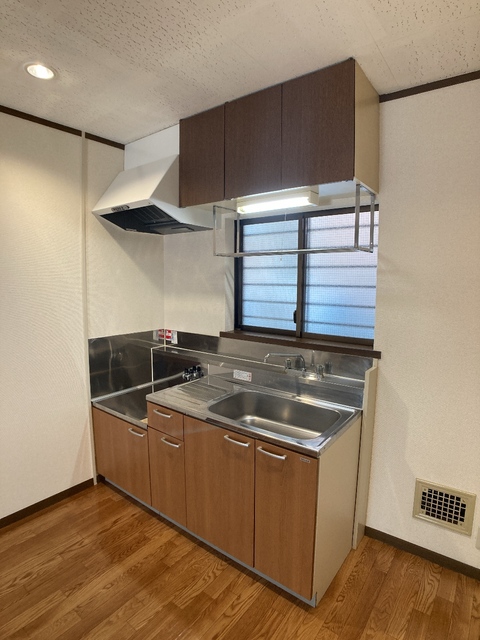 キッチン　※補修前の参考画像の為、設備等は現況優先。