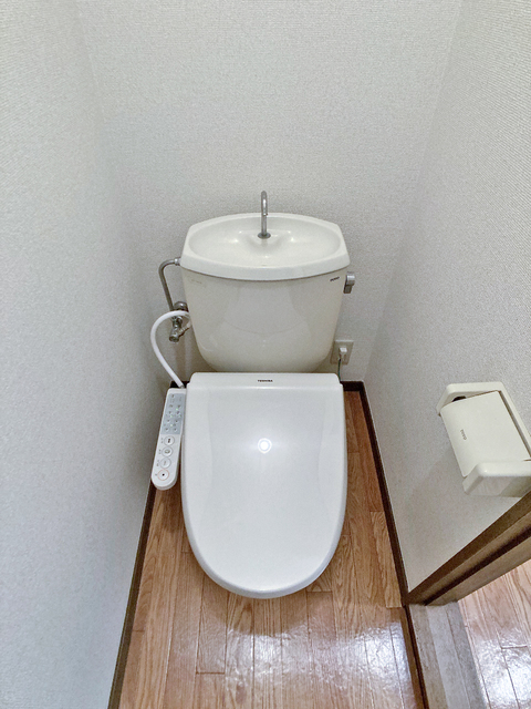 トイレ　※補修前の参考画像の為、設備等は現況優先。