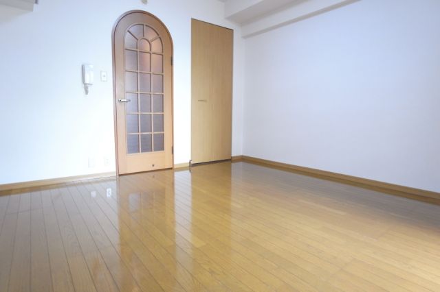 居室・リビング　お部屋です（同型反転写真）