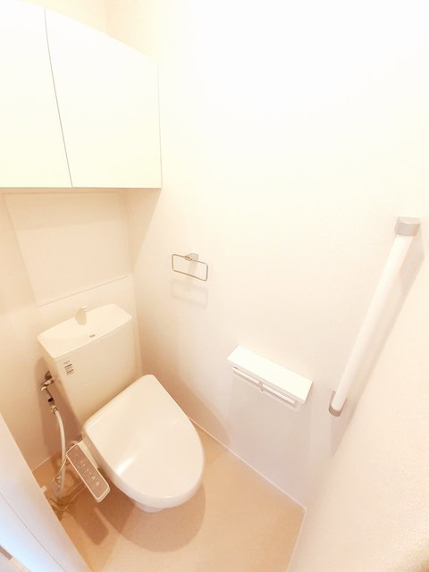 トイレ　温水洗浄機能付き、棚付き(^^♪