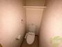 トイレ　棚が付いており、トイレットペーパー等のストックも可能です。
