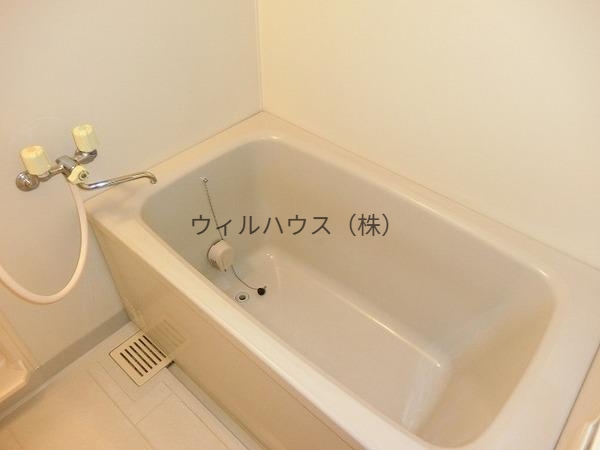 バス・シャワールーム　浴室乾燥機、追い焚き機能付きバス！