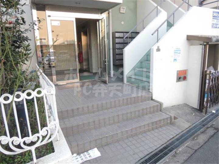 エントランス　建物の内部です