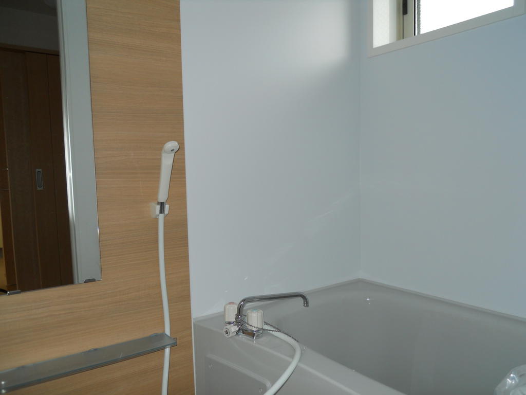 バス・シャワールーム　窓があり換気もバッチリお風呂です