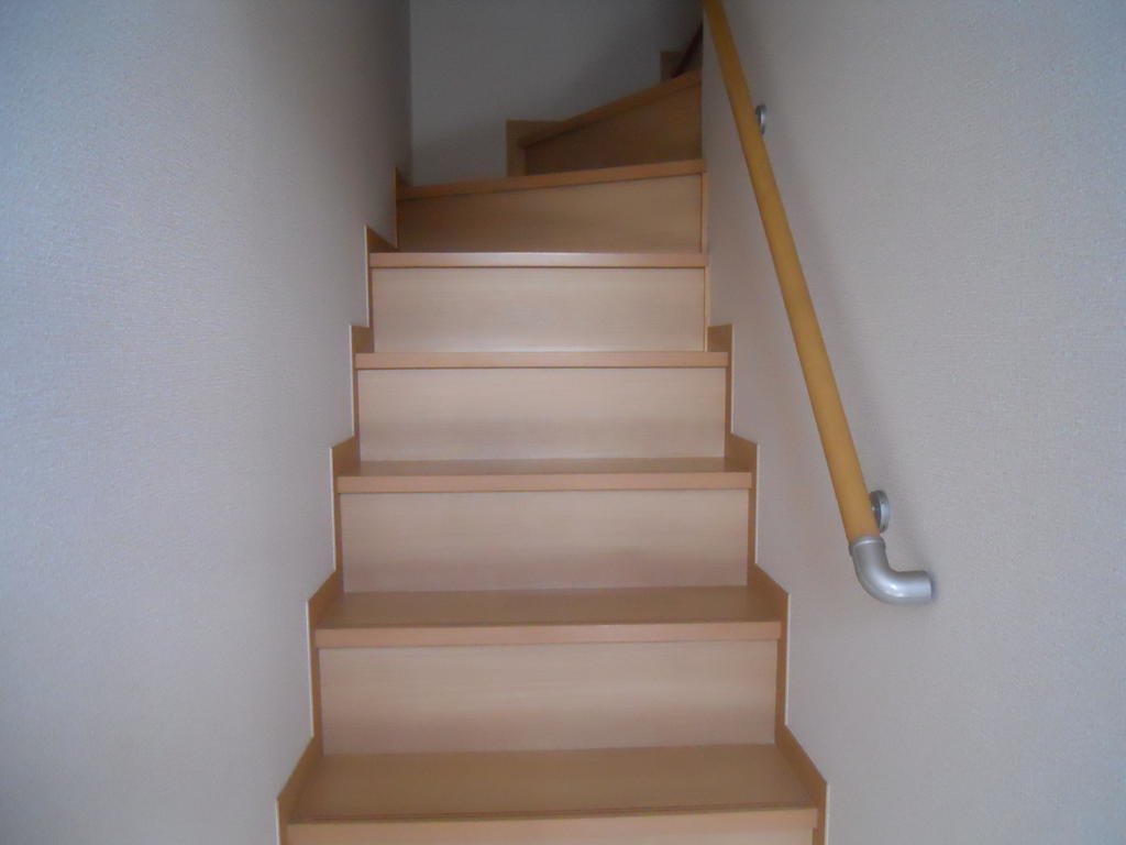 玄関　２階へは内階段です