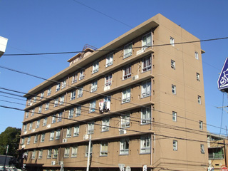 静岡市葵区西草深町のマンションの建物外観