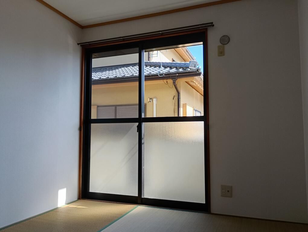 居室・リビング　ＤＫ脇の和室６帖　ベランダに面してます