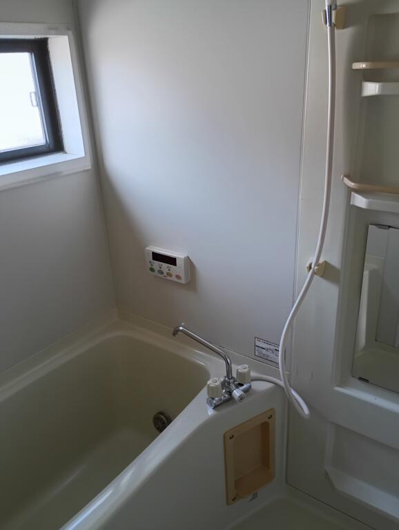 バス・シャワールーム　便利な追焚機能付　小窓付