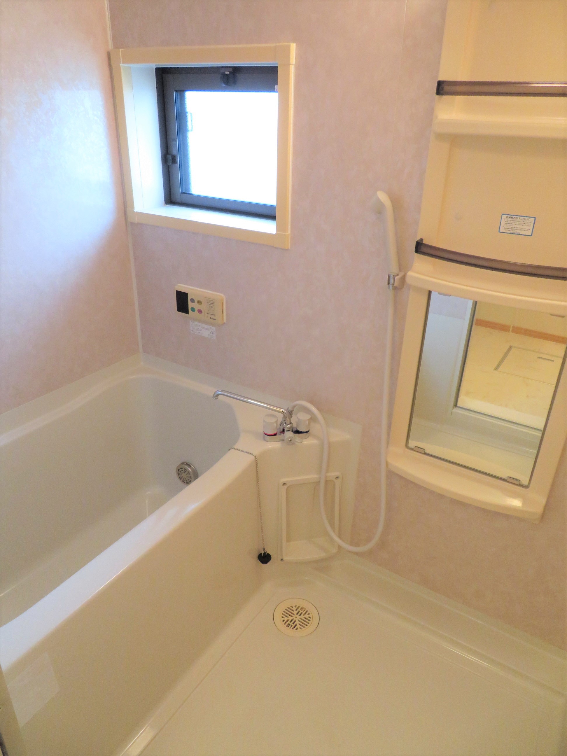 バス・シャワールーム　追い炊き機能付き。窓付きで換気できますね☆