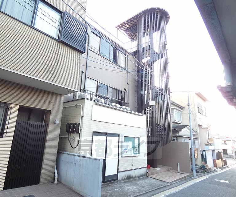 京都市伏見区両替町９丁目のアパートの建物外観