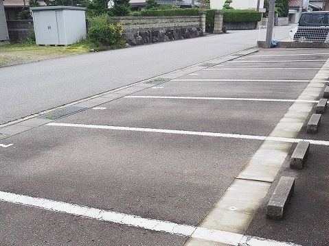 【ウイステリアＢの駐車場】