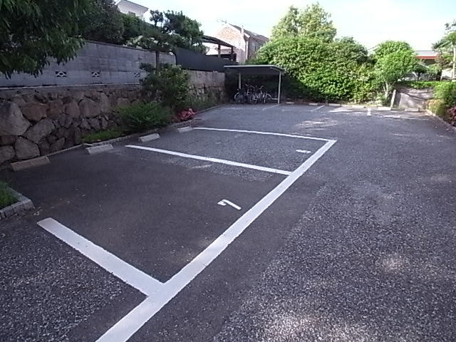 【芦屋市西山町のアパートの駐車場】