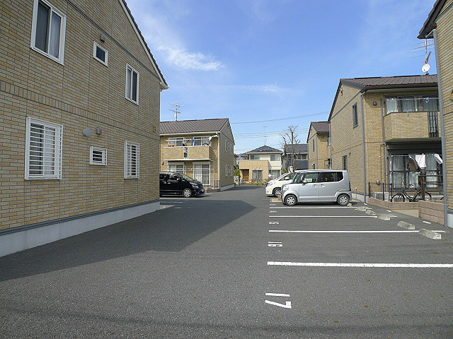 【ロイヤルガーデン吉川　Ｃの駐車場】