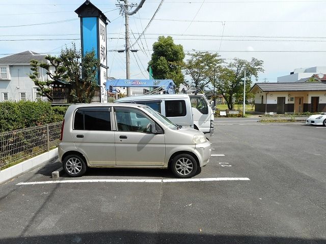 【一宮市三条のアパートの駐車場】