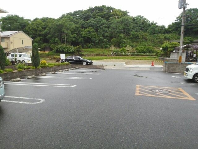 【和歌山市寺内のアパートの駐車場】