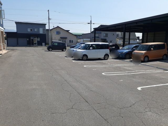 【深川市北光町のアパートの駐車場】