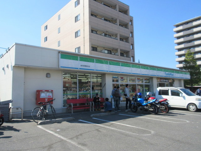 コンビニ　ファミリーマート　浦和美園駅前店（コンビニ）まで411m