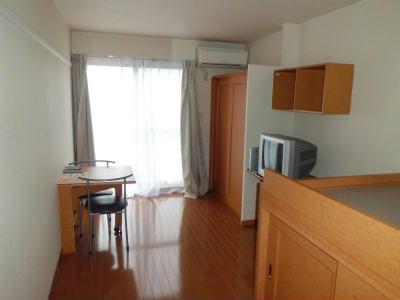 居室・リビング　家具・家電が所狭しと配置された居室。